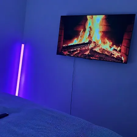 Cozy New In Center Apartment
